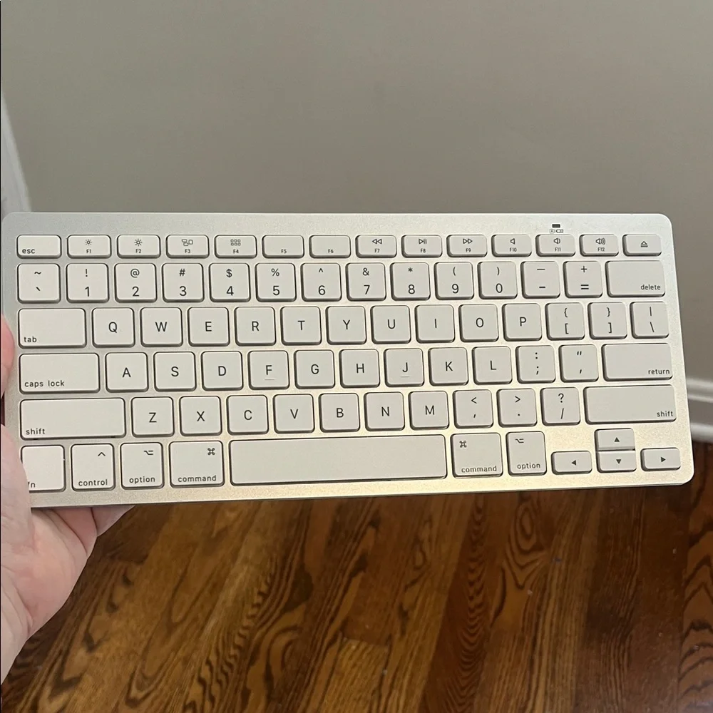 Apple Wireless Keyboard in Silver and White